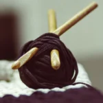 how to hold crochet yarn