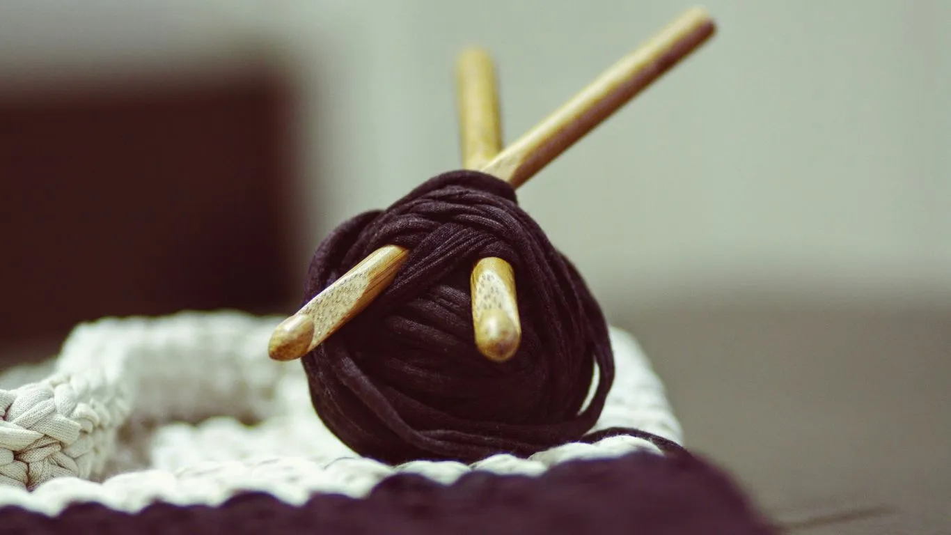 how to hold crochet yarn